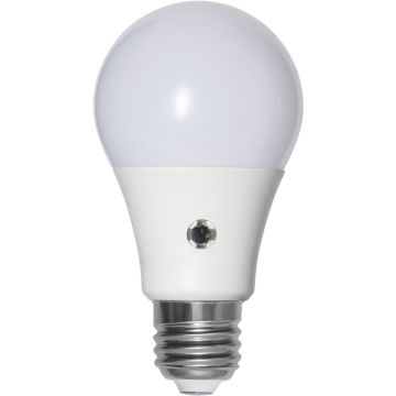 Illumination E27 A60 LED 8,2W 806lm 2700K Opalhvit, Med lyssensor