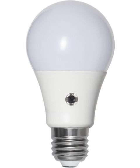 Illumination E27 A60 LED 8,2W 806lm 2700K Opalhvit, Med lyssensor