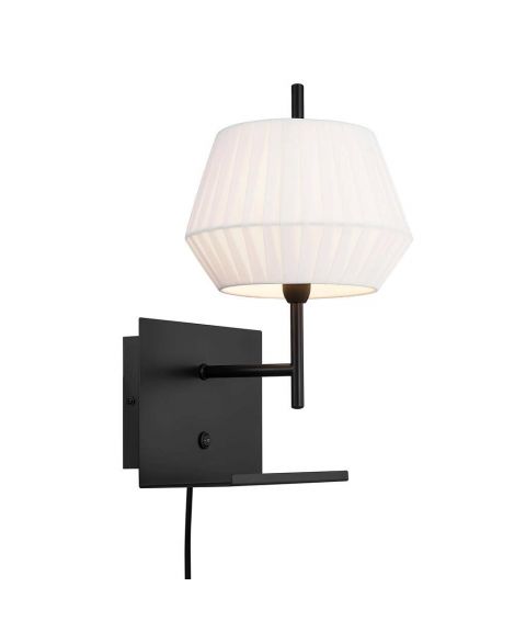 Dicte vegglampe med tekstilskjerm, hylle og USB, høyde 37 cm