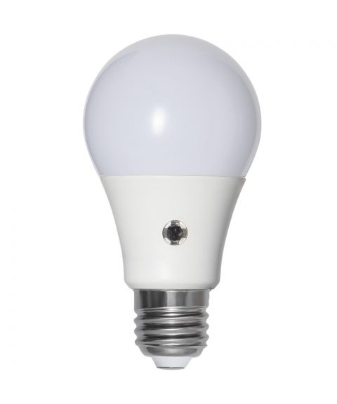 Illumination E27 A60 LED 8,5W 806lm 2700K Opalhvit, med lyssensor (begrenset antall)