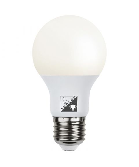 Illumination E27 A60 LED 7W 470lm 2700K Opalhvit, med lyssensor